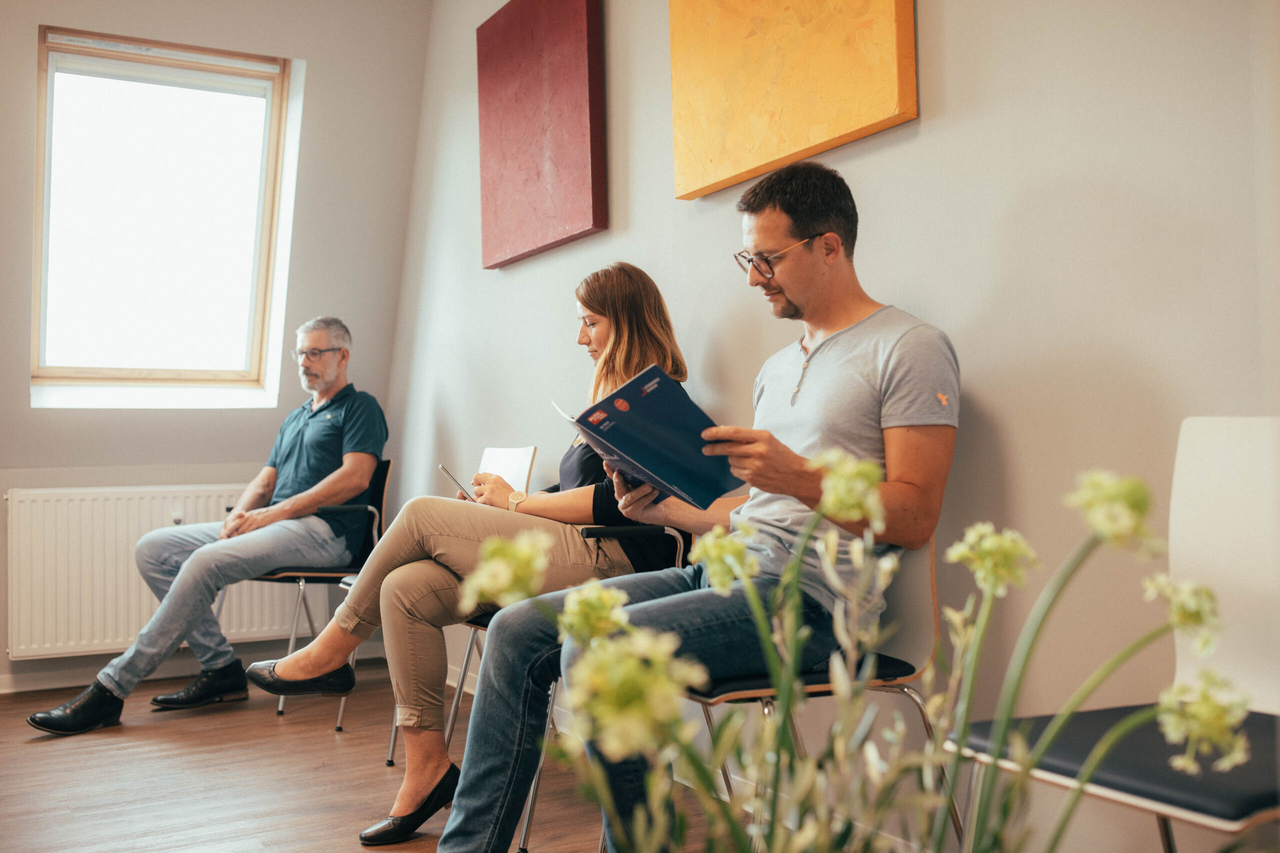 Patienten sitzen im Wartezimmer